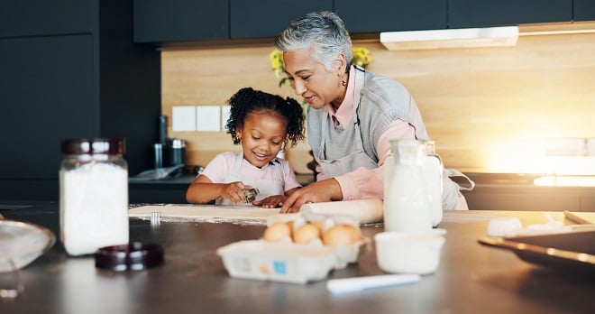 Grand-mère faisant la cuisine avec sa petite-fille