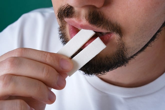 Homme mangeant des chewing-gums