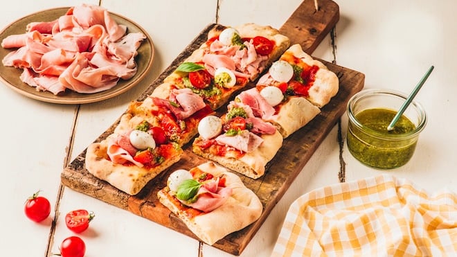 pinsa au jambon, tomates et mozzarella