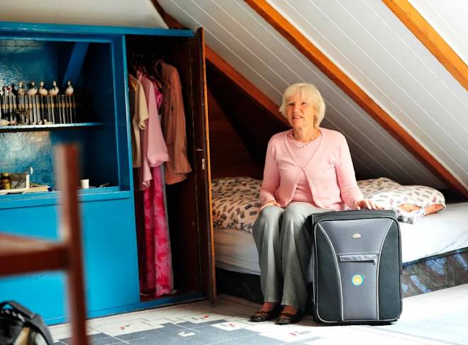 Heidemarie Schwermer avec sa valise