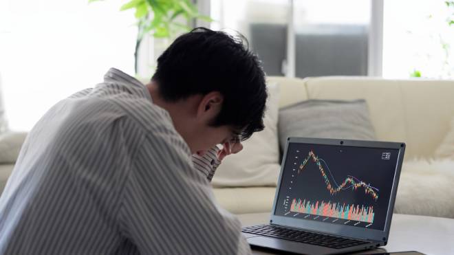 Homme d&eacute;prim&eacute; en voyant les cours des actions chuter