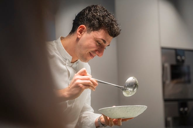 le chef Hugo Riboulet servant une assiette de pâtes