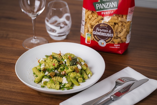 une assiette de pâtes aux asperges et petits pois