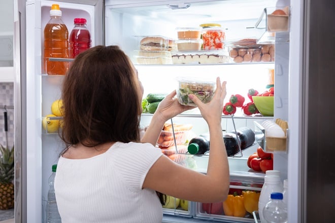 Femme rangeant le frigo