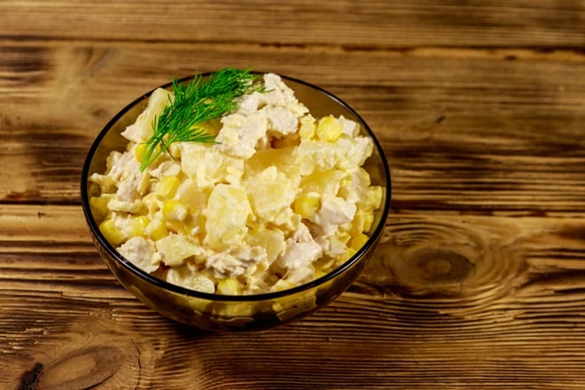 Bol de salade de pommes de terre et poulet.