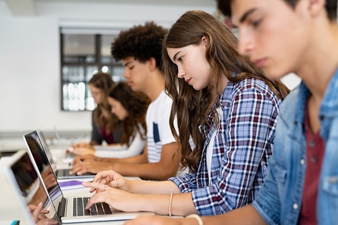 Étudiants travaillant sur l'ordinateur