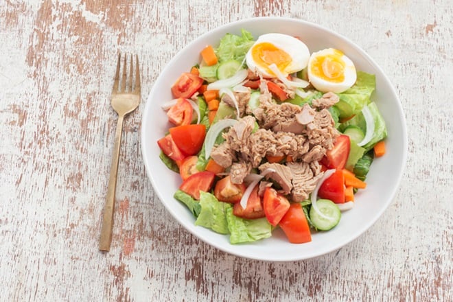 assiette de salade de thon aux crudités et oeufs durs