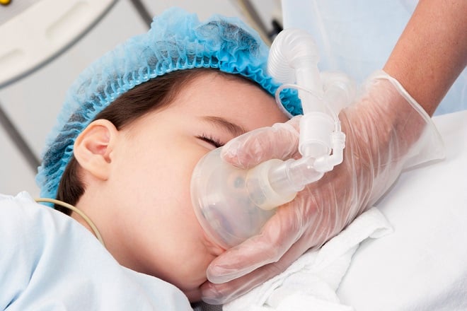 Enfant respirant un anesthésiant 