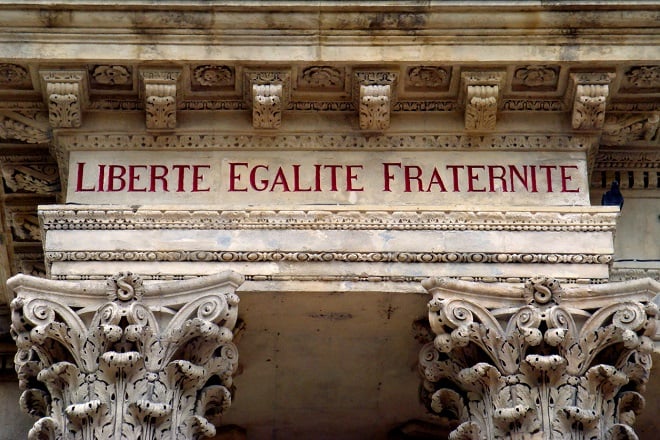 Devise française sur un monument