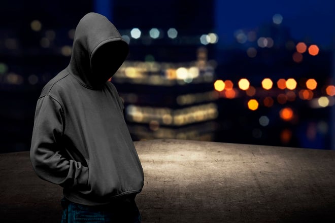 Homme à capuche