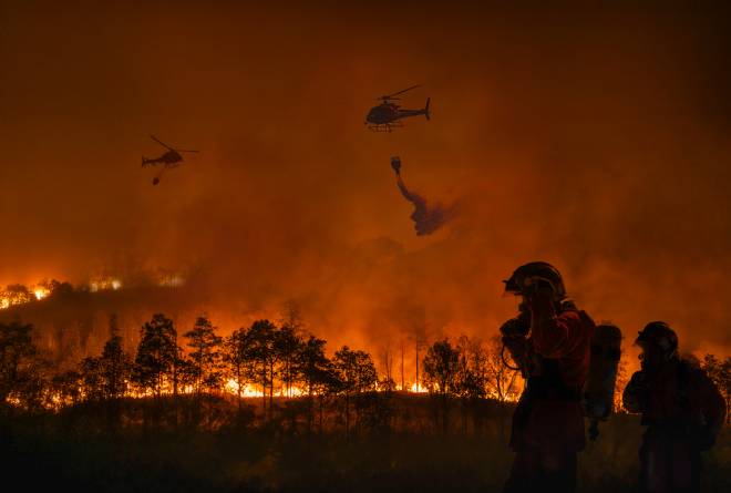 Pompiers et h&eacute;licop&egrave;tre luttant contre les incendies de for&ecirc;t