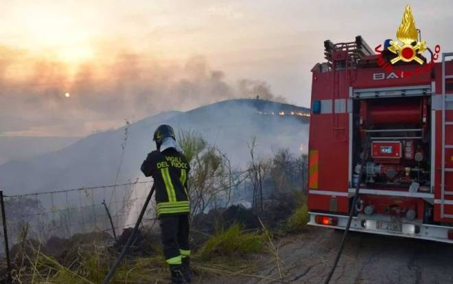 Pompier italien tentant d'&eacute;teindre le feu en Calabre
