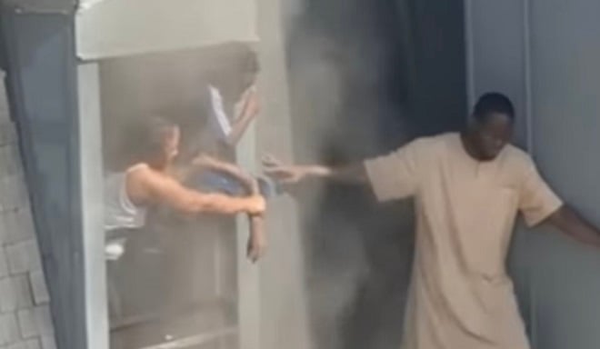 Un homme sauvant des personnes d'un incendie