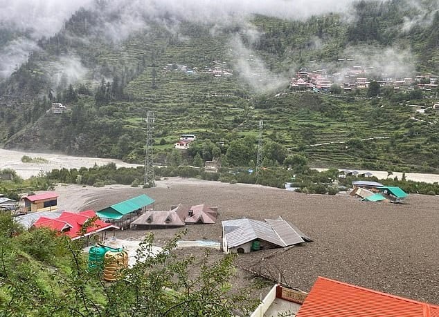 Maisons ensevelies après une inondation en Inde