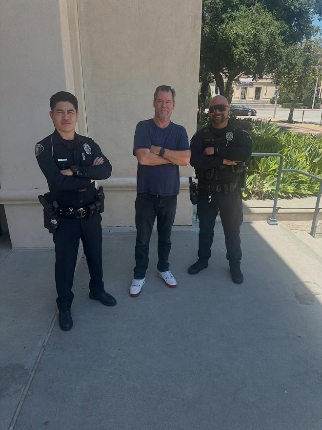 Flash Shelton avec des policiers