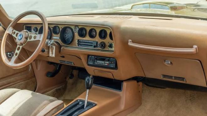 Int&eacute;rieur de la Pontiac Trans Am Esprit dor&eacute;e