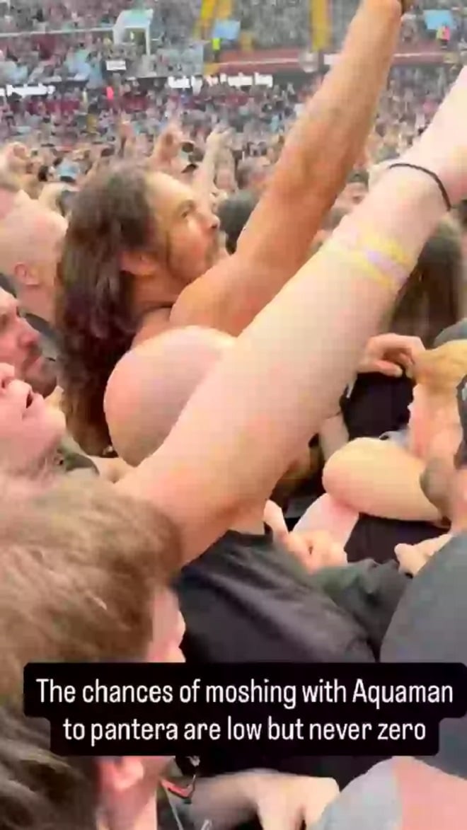 Jason Momoa aumilieu de la foule durant un concert de Pantera