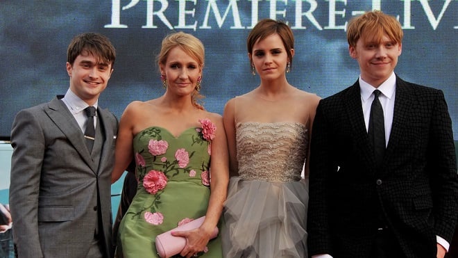 J.K. Rowling posant avec Daniel Radcliffe, Emma Watson et Rupert Grint