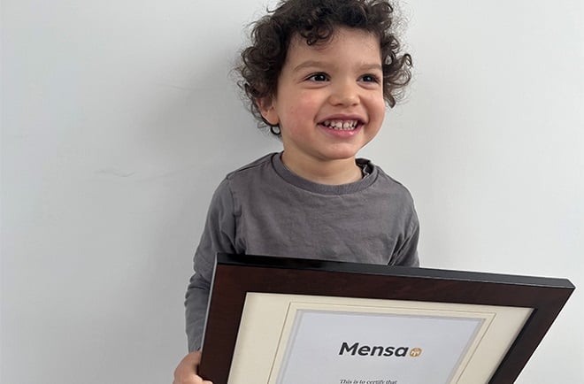 Joseph Harris-Birtill recevant son diplôme de la Mensa
