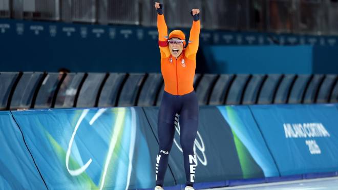 Jutta Leerdam franchissant la ligne d'arriv&eacute;e aux JO 2026