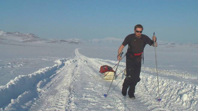 Karl Bushby faisant le tour du monde en marchant dans la neige
