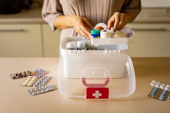 Femme préparant une trousse de premiers soins