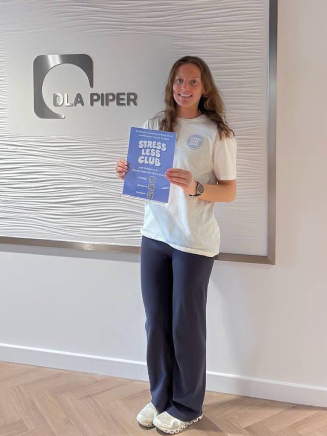 Kristi Boyes avec la plaque du Stress Less Club