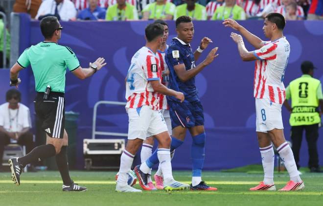 Kylian Mbapp&eacute; entour&eacute; de joueurs paraguayens durant le match Paraguay-France