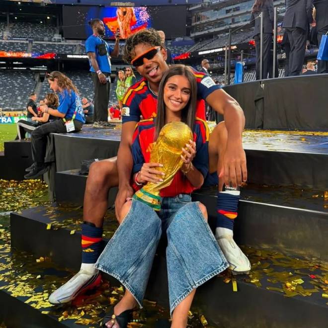 Lamine Yamal et sa compagne In&eacute;s Garcia avec le troph&eacute;e de la Coupe du Monde