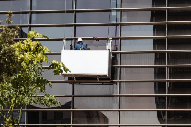 Laveur de vitres sur la fa&ccedil;ade d'un b&acirc;timent