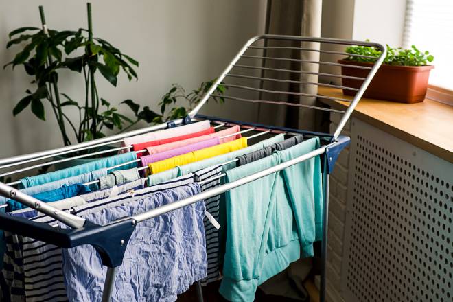 Linge s&eacute;chant sur un &eacute;tandoir dans la maison