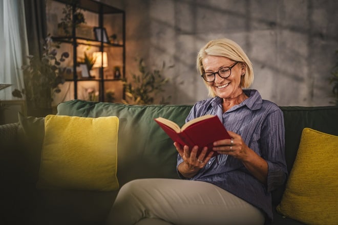 Retraitée joyeuse lisant un livre