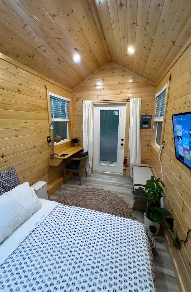 Micro cabane vue de l'int&eacute;rieur avec bureau