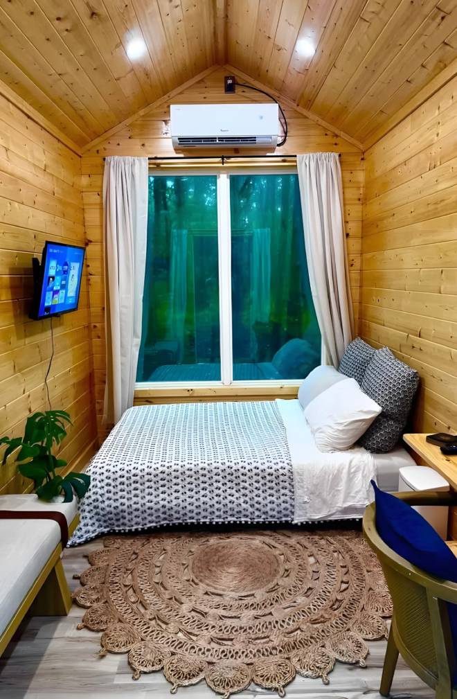 Micro cabane vue de l'int&eacute;rieur avec lit