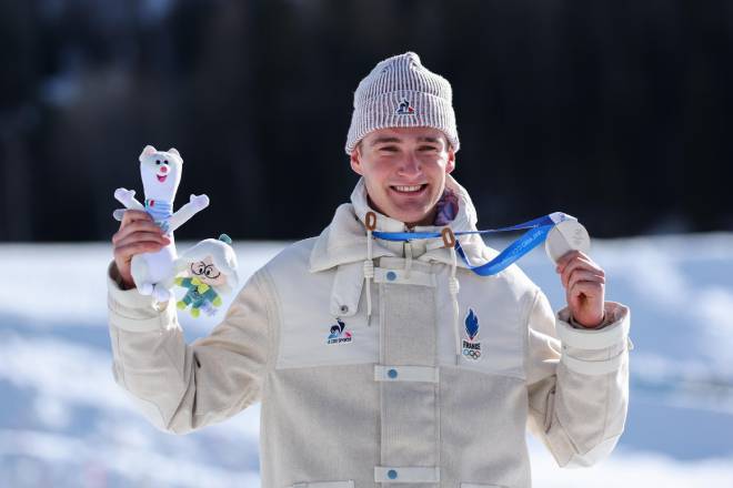 Mathis Desloges avec sa m&eacute;daille d'argent aux JO 2026