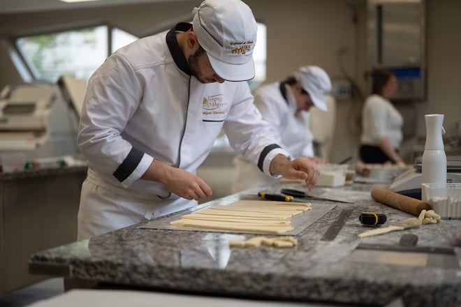 apprenti boulanger en pleine confection d'un croissant