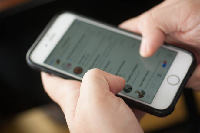 Homme utilisant WhatsApp sur son t&eacute;l&eacute;phone