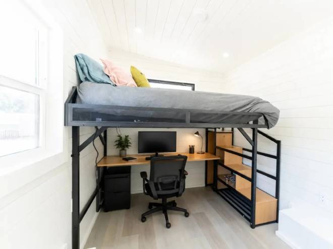 Mezzanine et bureau dans la tiny-house de Dragon Tiny Homes