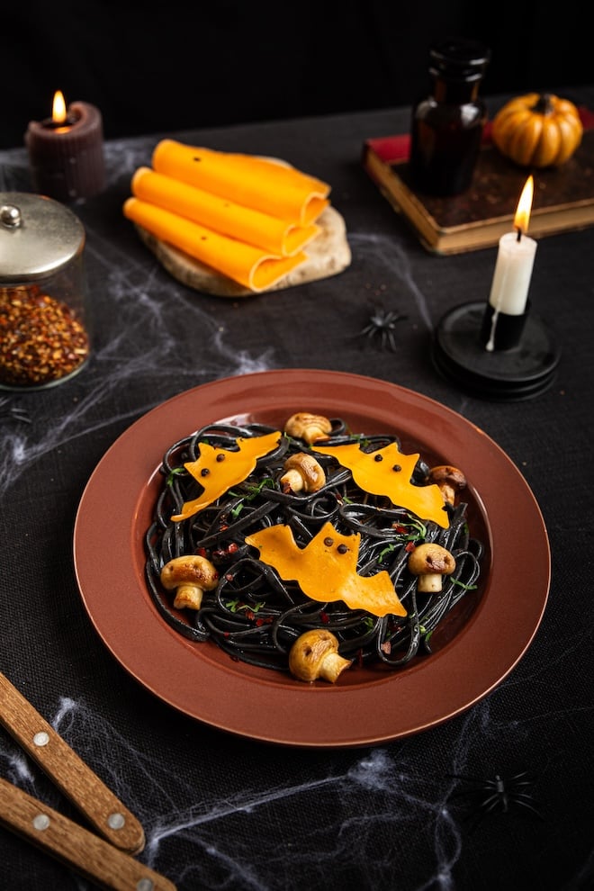spaghettis noirs d'Halloween à la mimolette