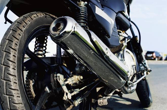 Gros plan sur le pot d'échappement d'une moto