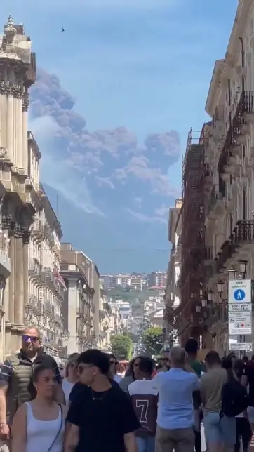 Éruption de l'Etna devant les touristes