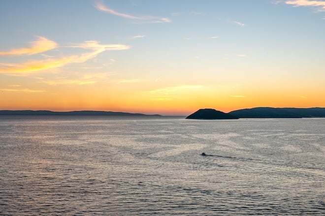 coucher de soleil en pleine mer