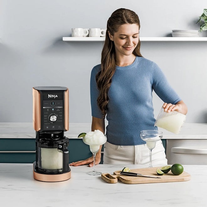 Jeune femme préparant un sorbet avec le robot Ninja 