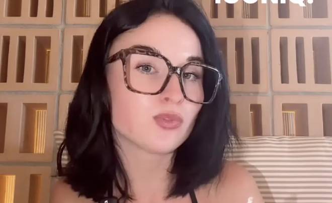 Oc&eacute;ane surnomm&eacute;e la fille au bikini rouge