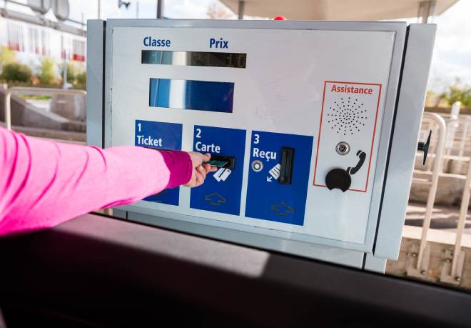 Conductrice repennant sa carte au p&eacute;age d'une autoroute