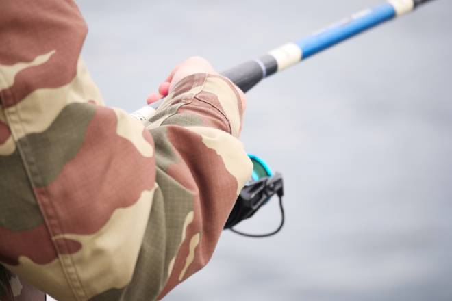 P&ecirc;cheur tenant sa canne &agrave; p&ecirc;che