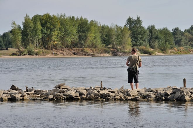 Pêcheur pêchant sur les bords de la Loire