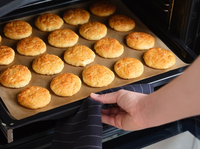 Personne sortant une plaque de cuisson du four