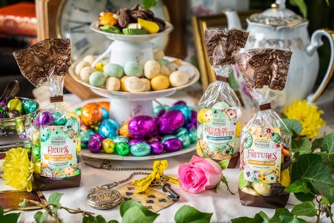 oeufs de pâques sur une table