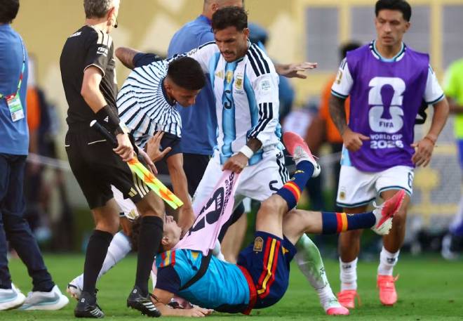 Leandro Paredes agressant un joueur espagnol lors de la finale Espagne-Argentine
